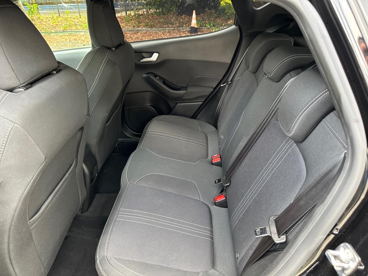 Ford Ford Fiesta usata, con 2 poggiatesta sedili ant. , con reg. in altezza, 3 poggiatesta sedili post. , con reg. in altezza