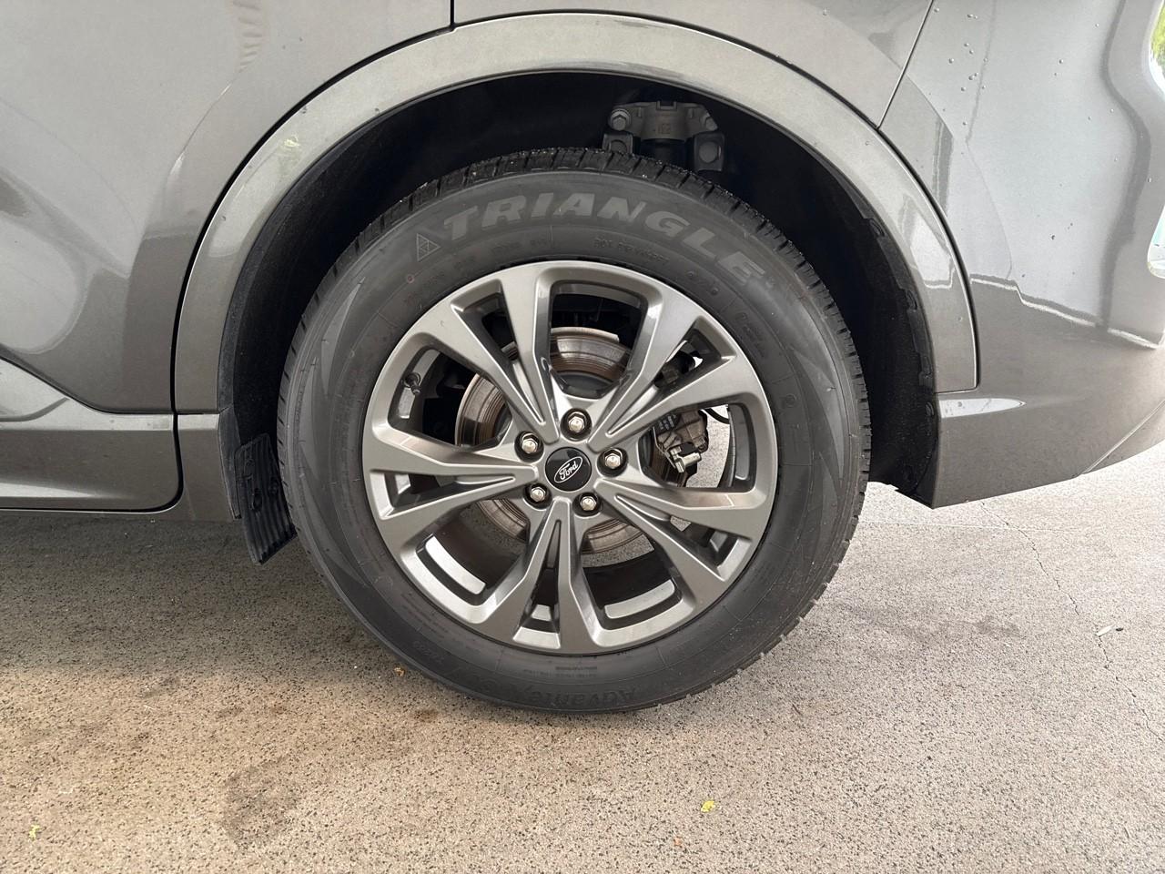 Ford Ford Kuga usata, con 2 poggiatesta sedili ant. , con reg. in altezza, 3 poggiatesta sedili post. , con reg. in altezza