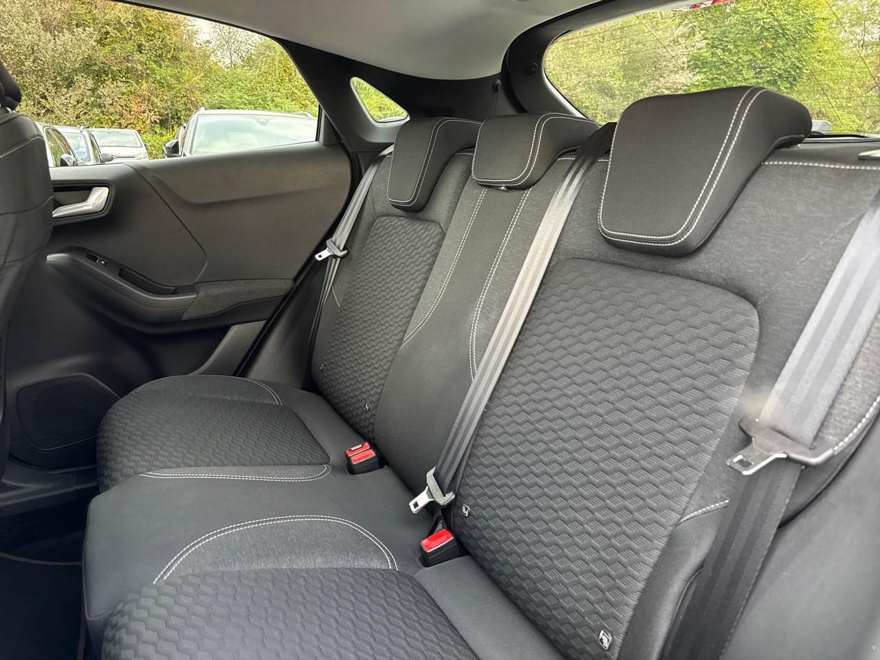 Ford Ford Puma usata, con 2 poggiatesta sedili ant. , con reg. in altezza, 3 poggiatesta sedili post. , con reg. in altezza