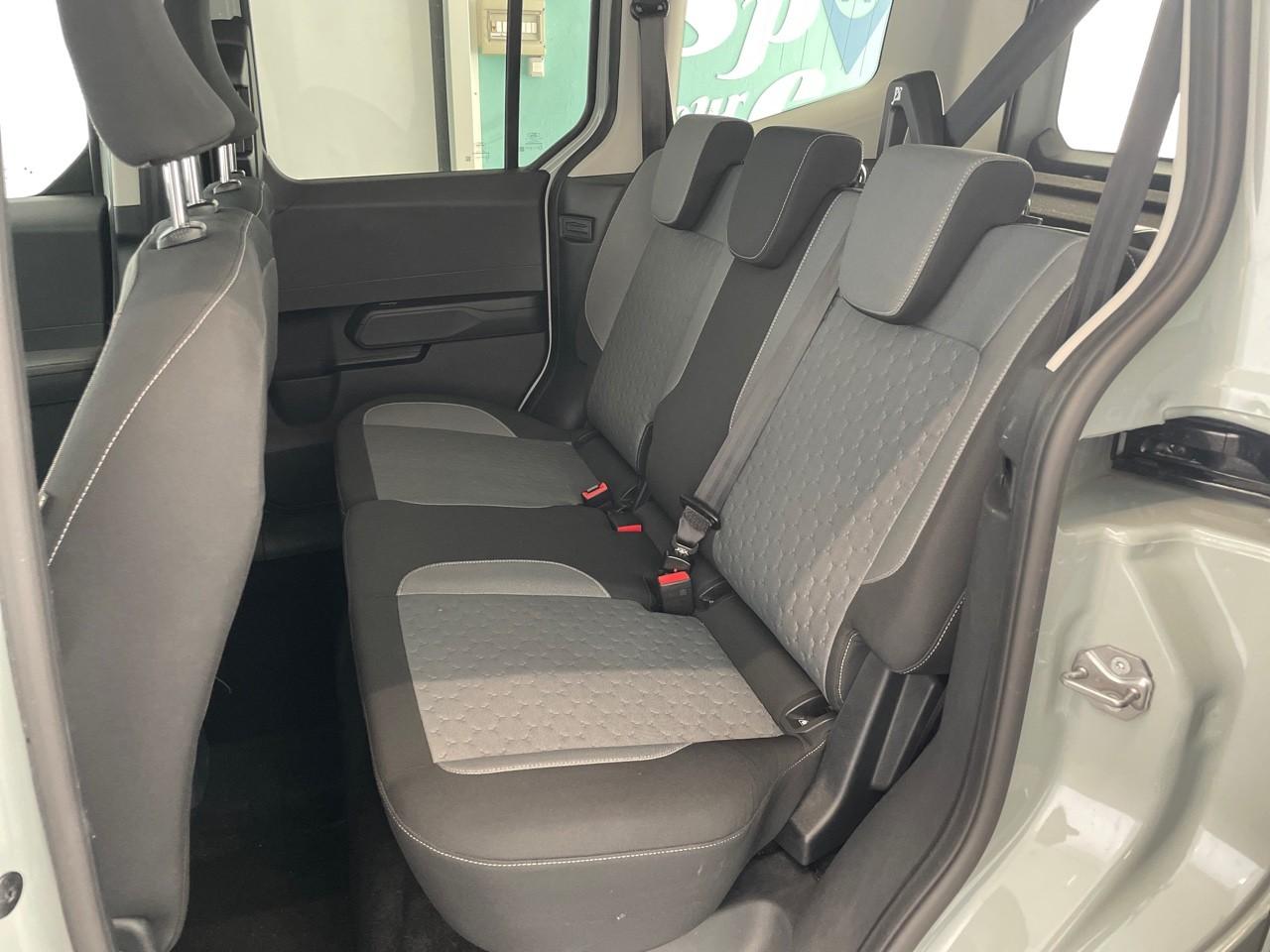 Ford Ford Tourneo usata, con 2 poggiatesta sedili ant. , con reg. in altezza attivi, 3 poggiatesta sedili post. , con reg. in altezza