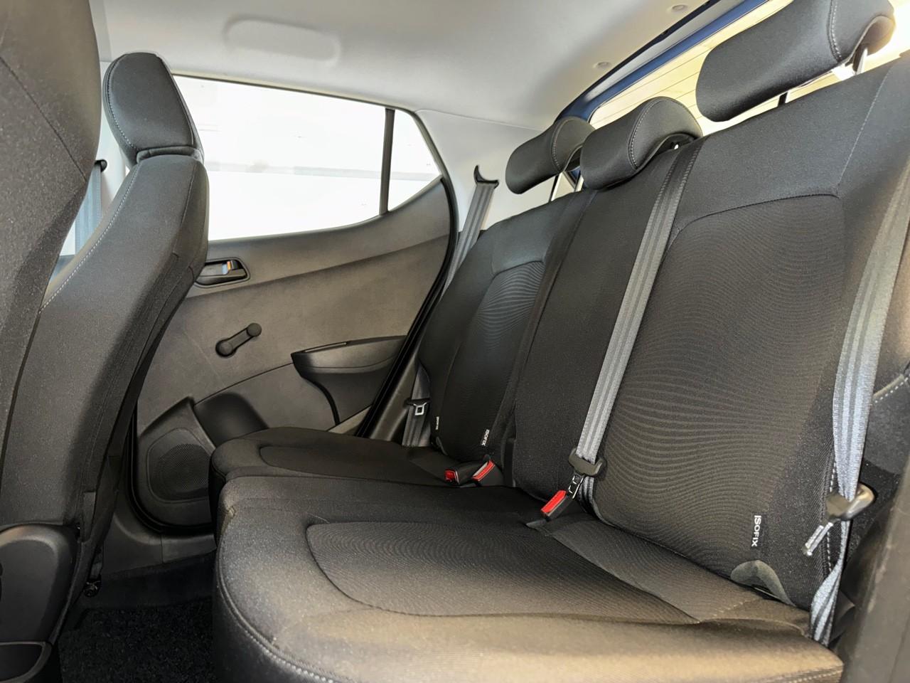 Hyundai Hyundai I10 usata, con 2 poggiatesta sedili ant. , con reg. in altezza, 3 poggiatesta sedili post. , con reg. in altezza