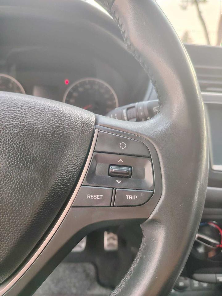 Hyundai Hyundai I20 usata, con barre portatutto longitudinali