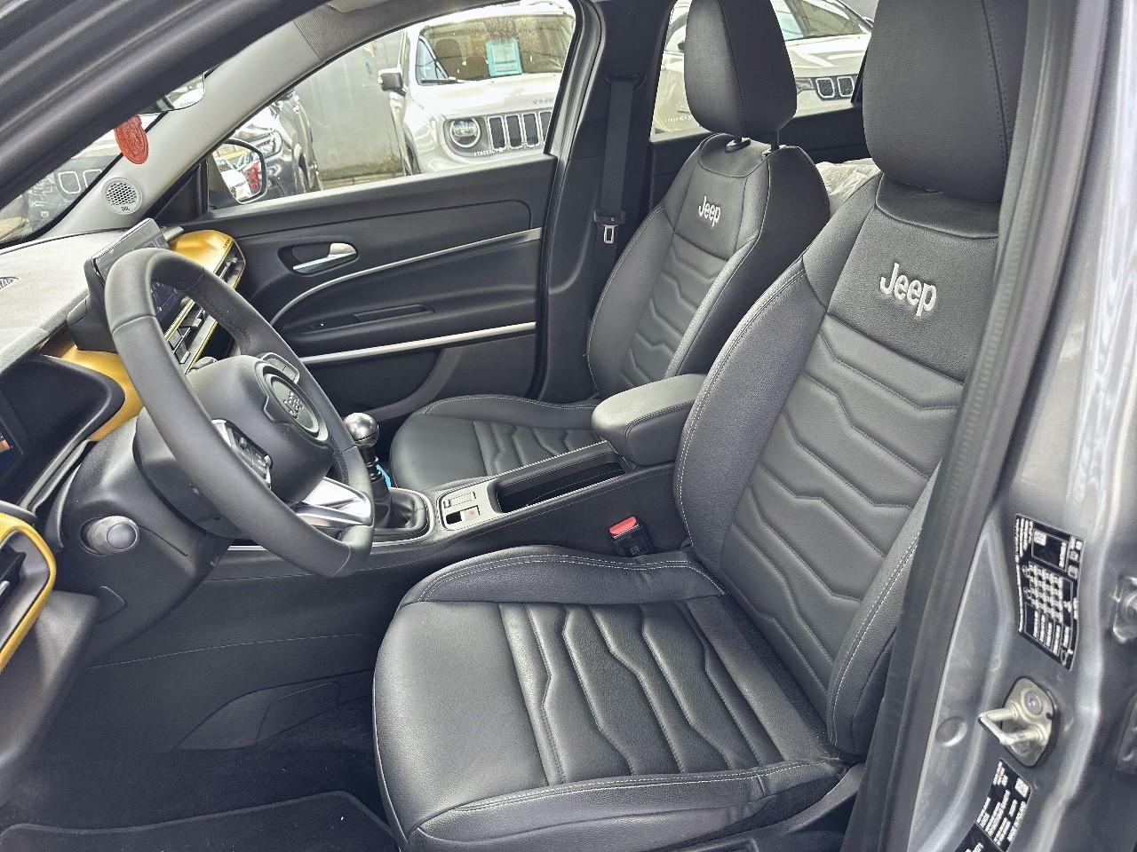 Jeep Jeep Avenger usata, con comandi audio al volante