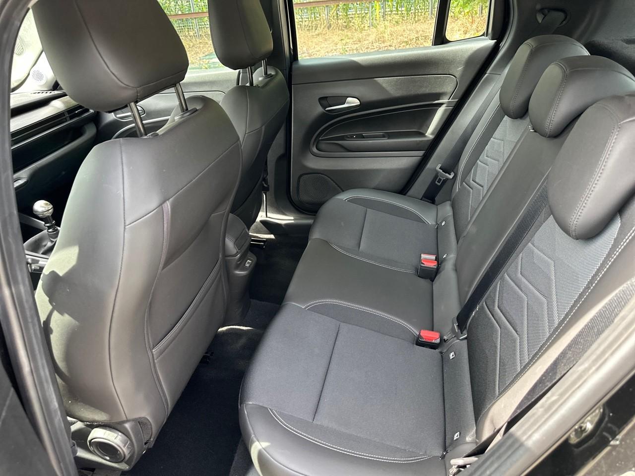 Jeep Jeep Avenger usata, con 2 poggiatesta sedili ant. , con reg. in altezza, 3 poggiatesta sedili post. , con reg. in altezza