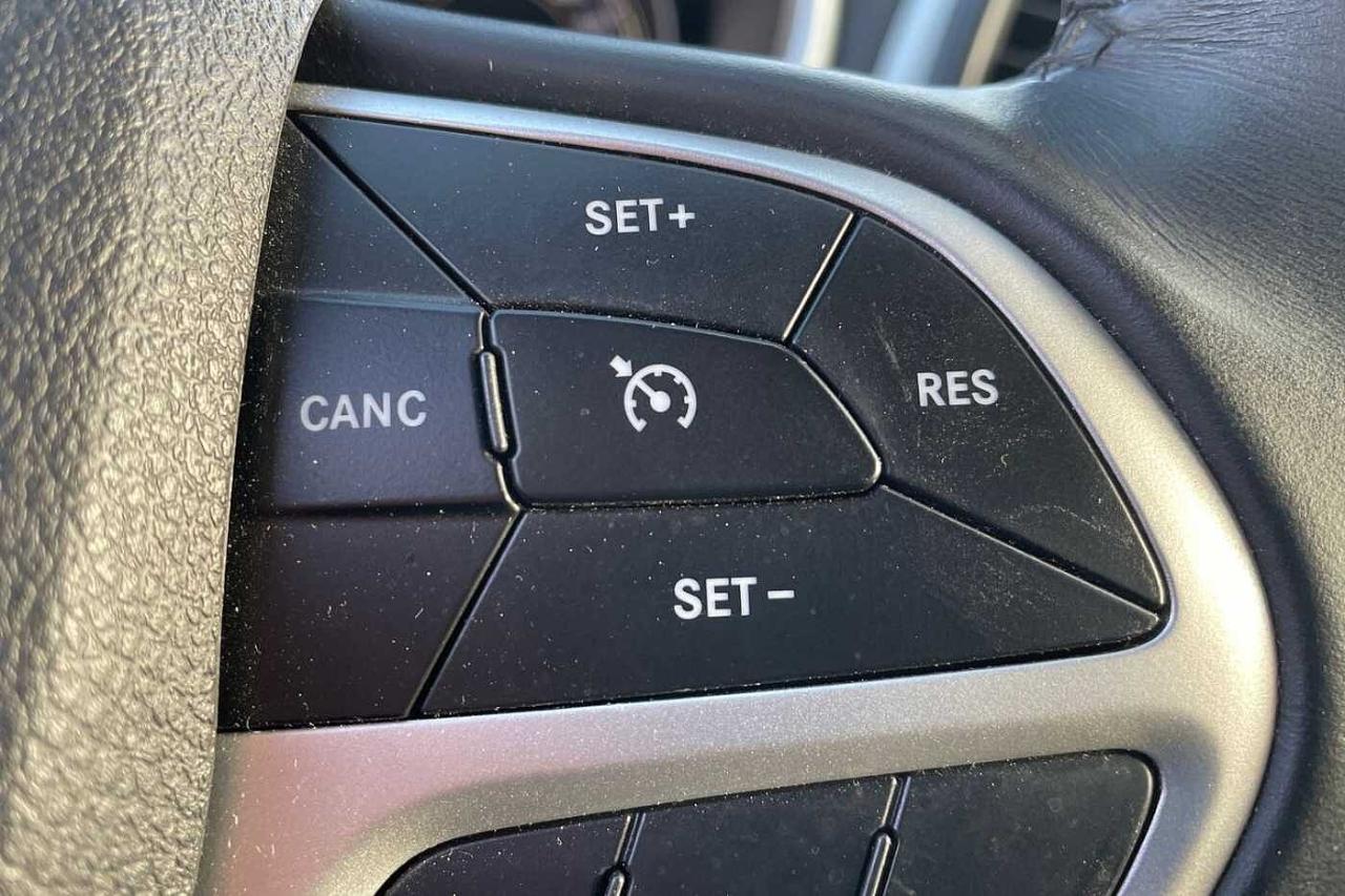 Jeep Jeep Cherokee usata, con barre portatutto cromate