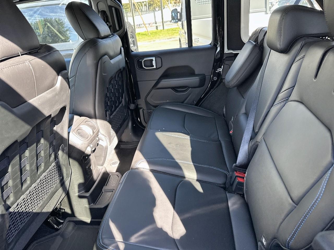 Jeep Jeep Wrangler usata, con 2 poggiatesta sedili ant. , con reg. in altezza, 3 poggiatesta sedili post. , con reg. in altezza