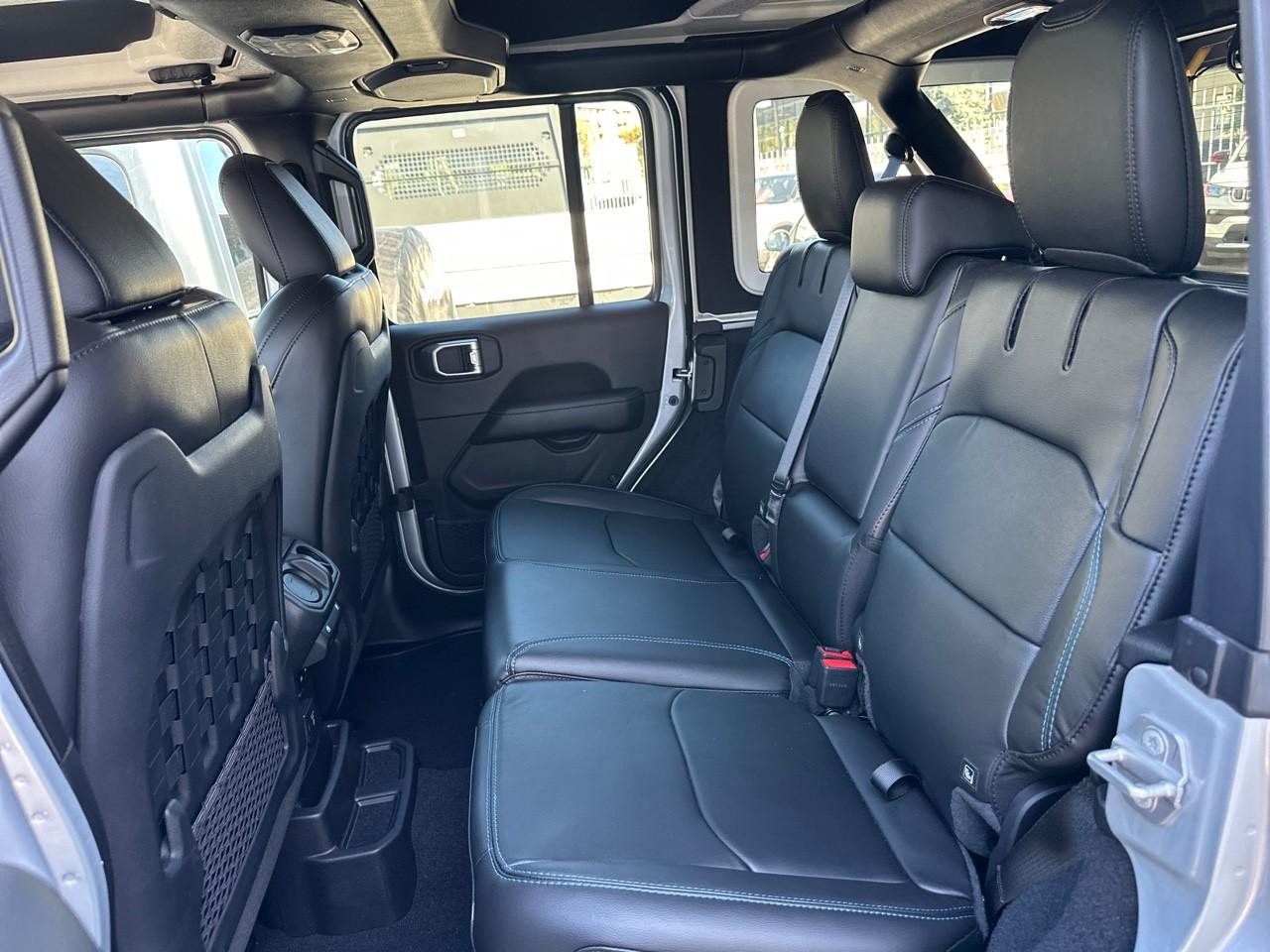 Jeep Jeep Wrangler usata, con 2 poggiatesta sedili ant. , con reg. in altezza, 3 poggiatesta sedili post. , con reg. in altezza