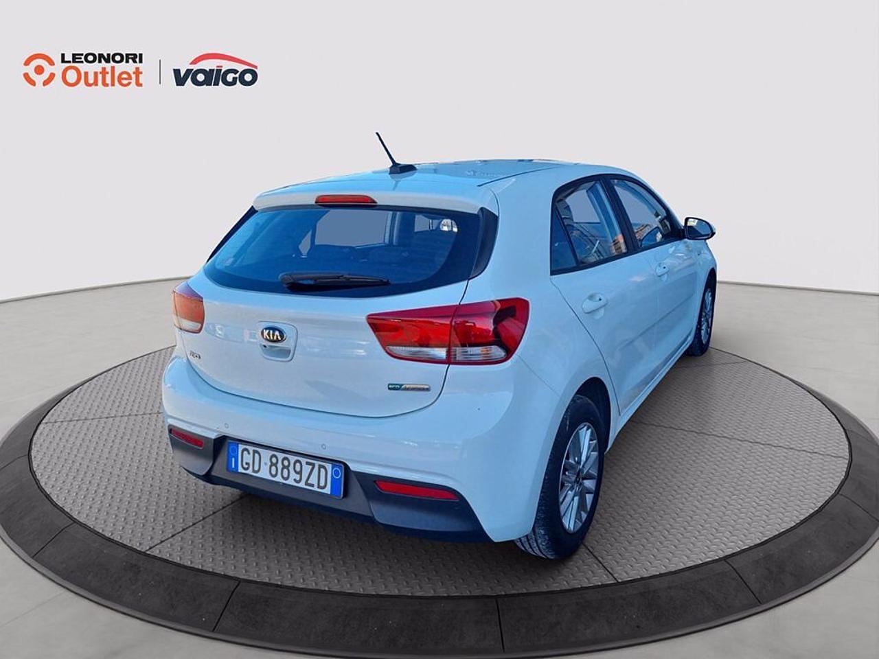 Kia Kia Rio usata, con barre longitudinali sul tetto