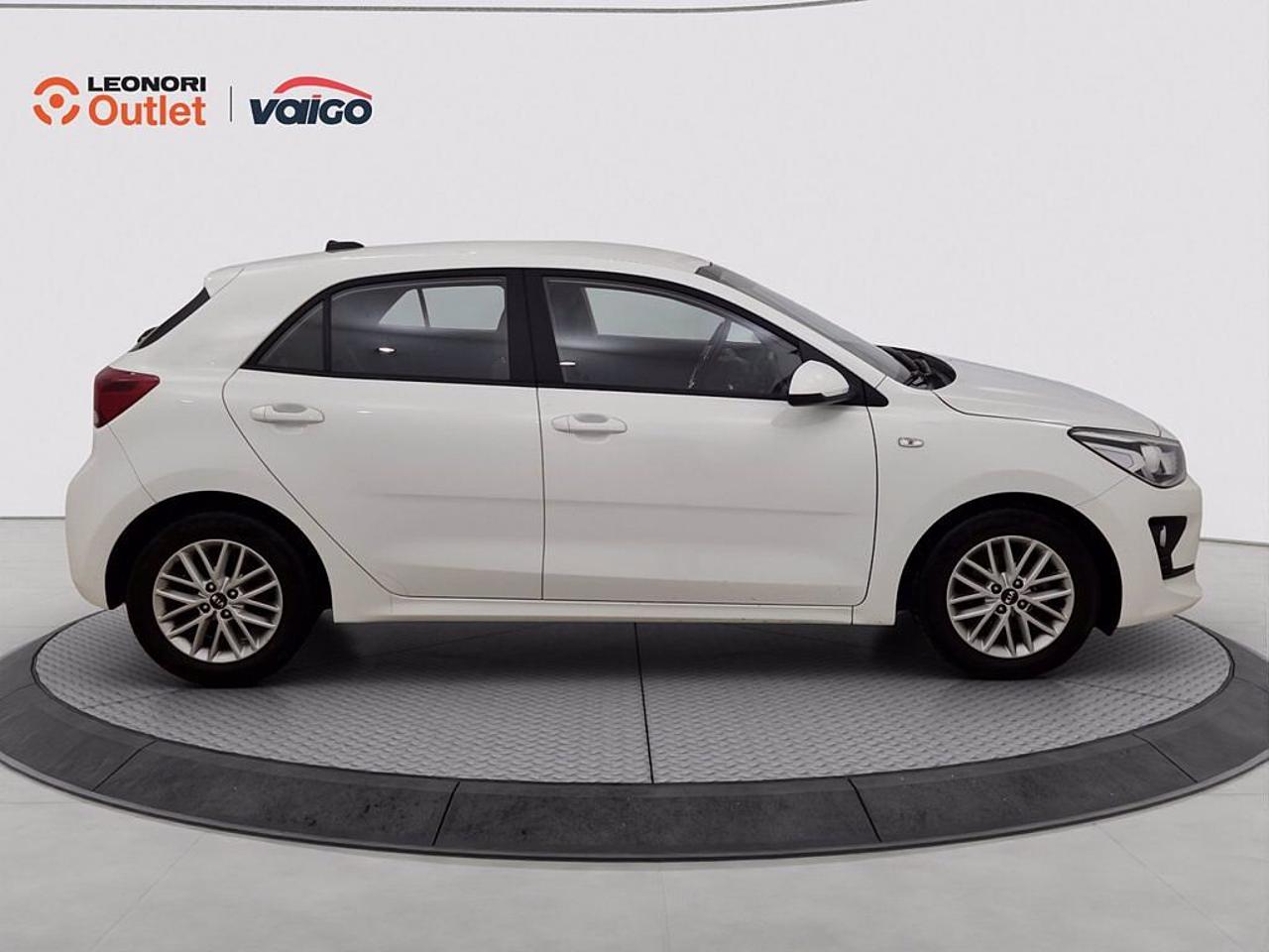 Kia Kia Rio usata, con barre longitudinali sul tetto