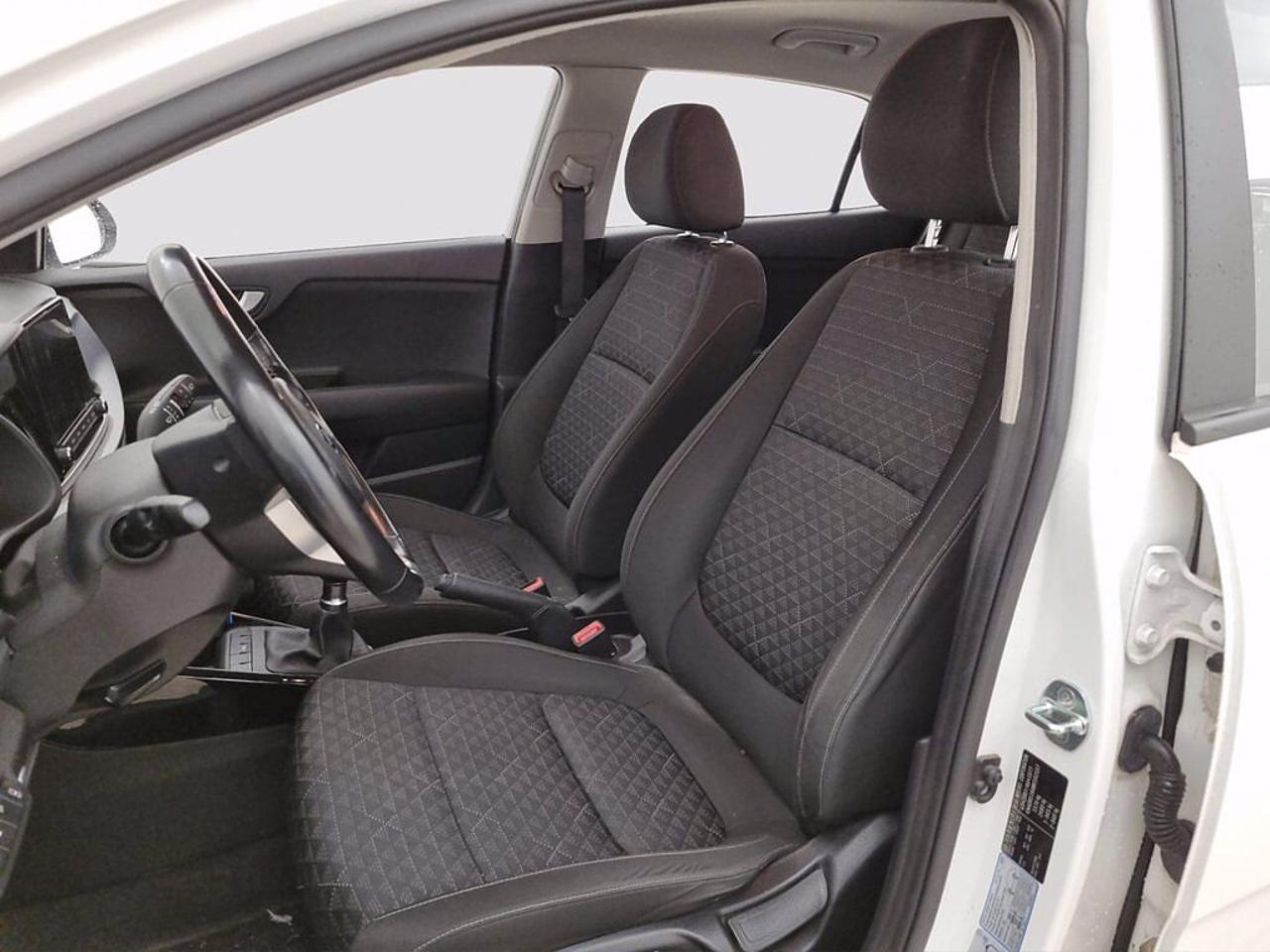 Kia Kia Rio usata, con Bracciolo centrale posteriore con portabicchiere