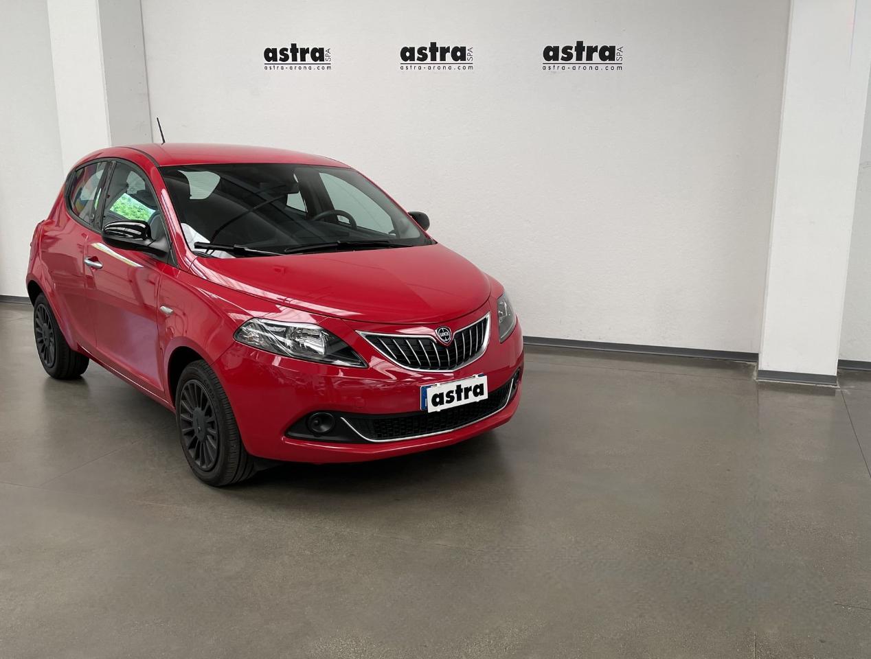 lancia ypsilon ypsilon 1.0 firefly 5 porte s and s hybrid silver usata