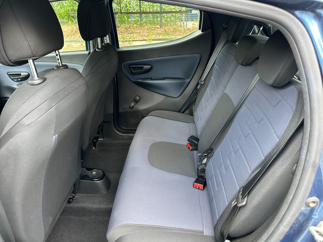 Lancia Lancia Ypsilon usata, con 2 poggiatesta sedili ant. , con reg. in altezza attivi, 3 poggiatesta sedili post. , con reg. in altezza