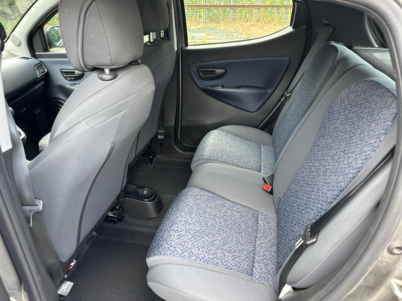 Lancia Lancia Ypsilon usata, con 2 poggiatesta sedili ant. , con reg. in altezza attivi