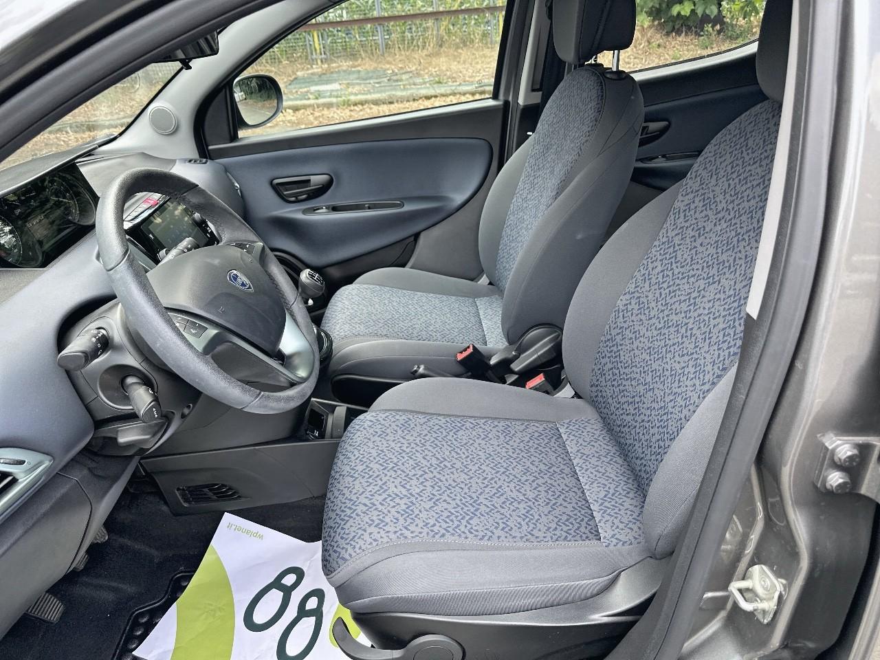Lancia Lancia Ypsilon usata, con Conness.dispositivi est.intrattenimento include porta USB anteriore, 1, 0 e 0