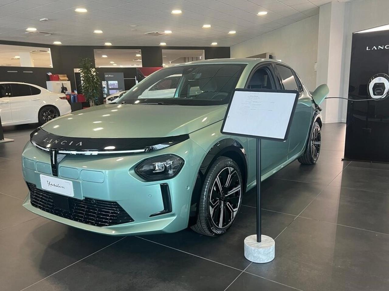 lancia ypsilon ypsilon nuova elettrica nuova lx 100% elettrica 156cv usata