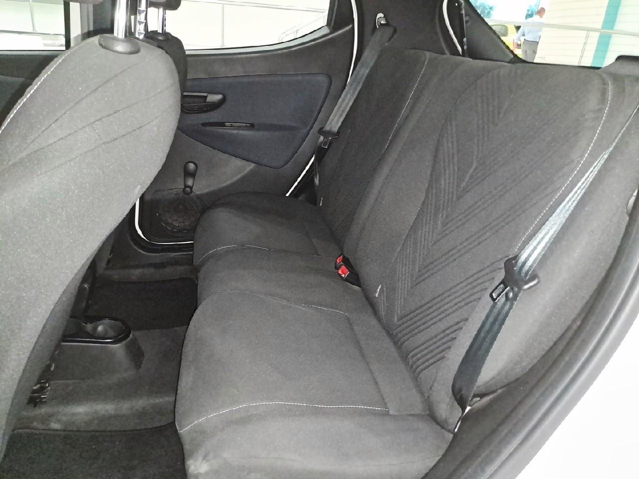 Lancia Lancia Ypsilon usata, con 2 poggiatesta sedili ant. , con reg. in altezza attivi