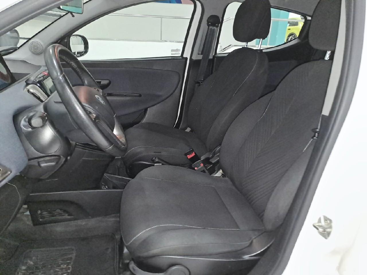 Lancia Lancia Ypsilon usata, con conness.dispositivi est.intrattenimento include porta usb anteriore, 1 e 0