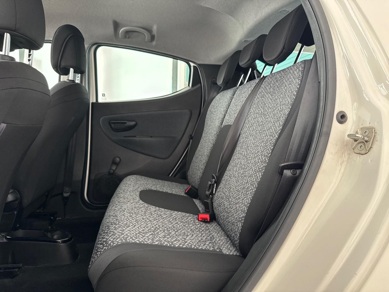 Lancia Lancia Ypsilon usata, con 2 poggiatesta sedili ant. , con reg. in altezza attivi