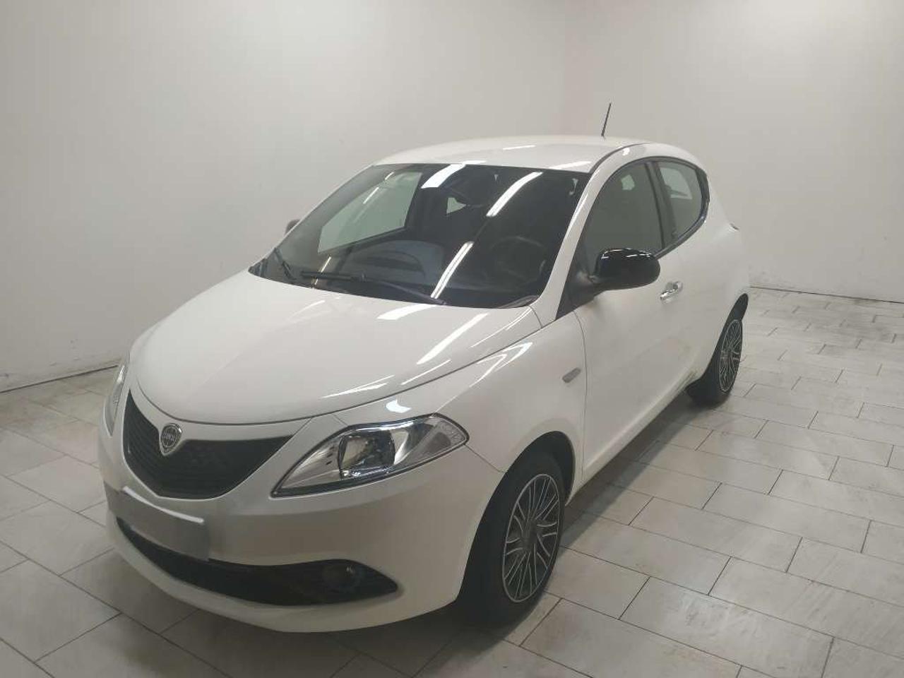 lancia ypsilon ypsilon 1.0 firefly hybrid silver s and s 70cv usata