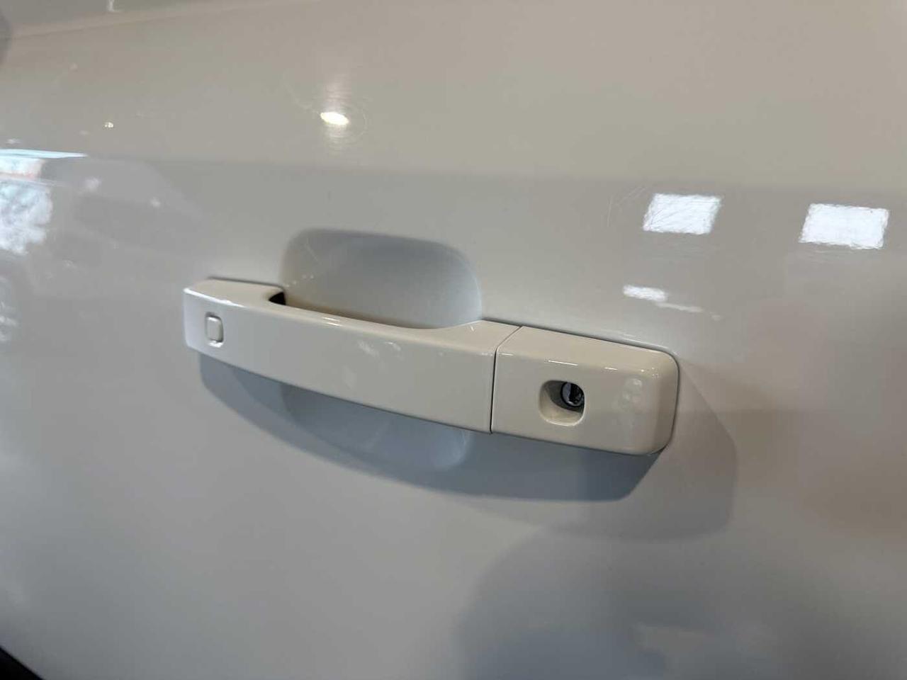 Land Rover Land Rover Defender usata, con 4x Airbag (fontali + laterali)