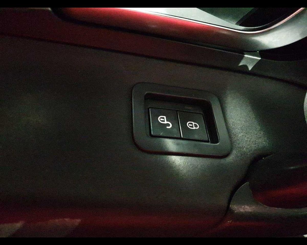 Land Rover Land Rover Discovery usata, con calotte degli specchietti retrovisori in colorazione nera