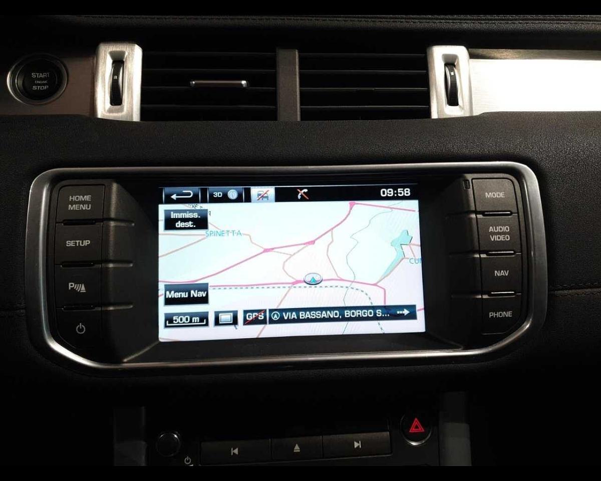 Land Rover Land Rover Range Rover Evoque usata, con badge land rover nella griglia frontale