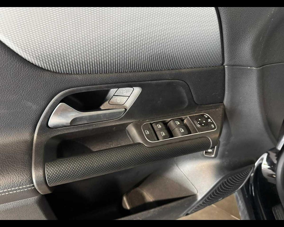 Mercedes Mercedes GLB usata, con bracciolo porta oggetti