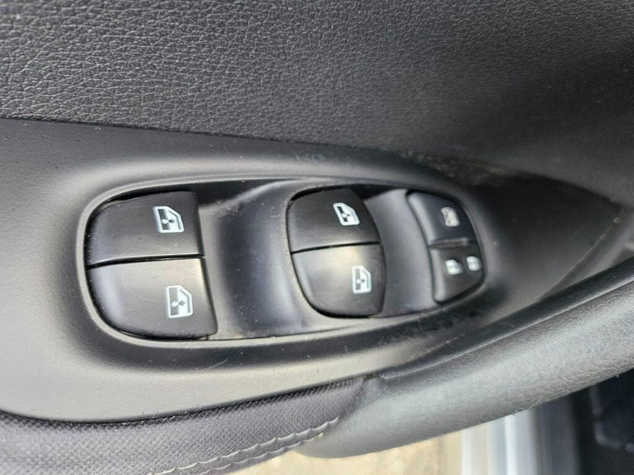 Nissan Nissan Qashqai usata, con alette parasole con specchietto di cortesia (guida e passeggero)