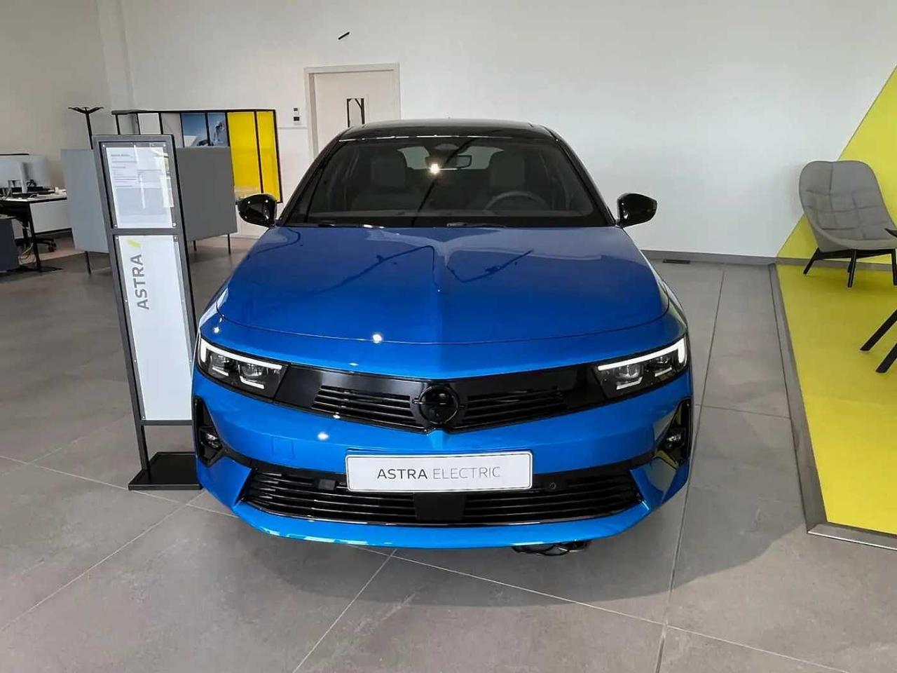 Opel Opel Astra usata, con airbag frontali, laterali e al tetto-lato passeggero e guidatore