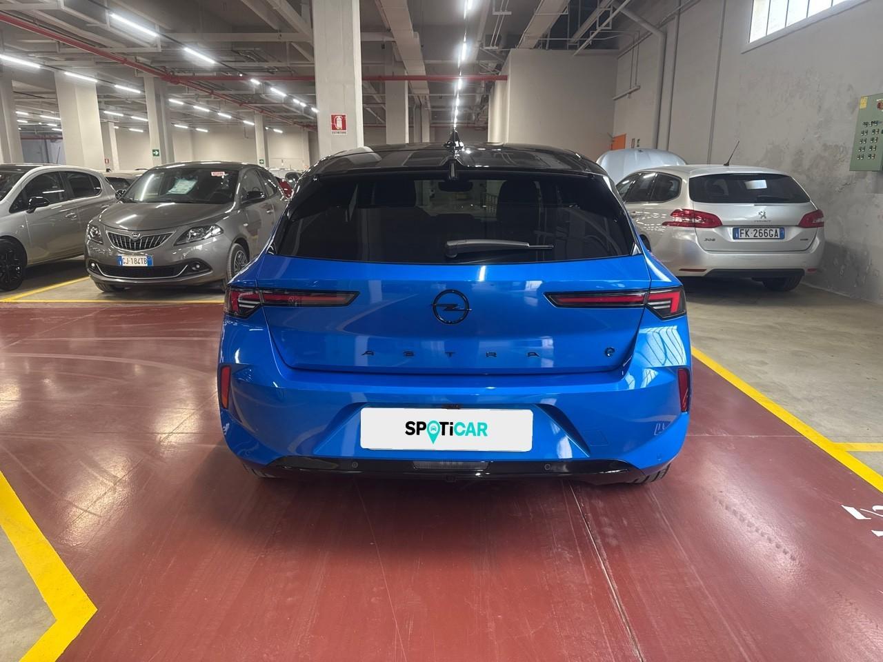 Opel Opel Astra usata, con bracciolo posteriore