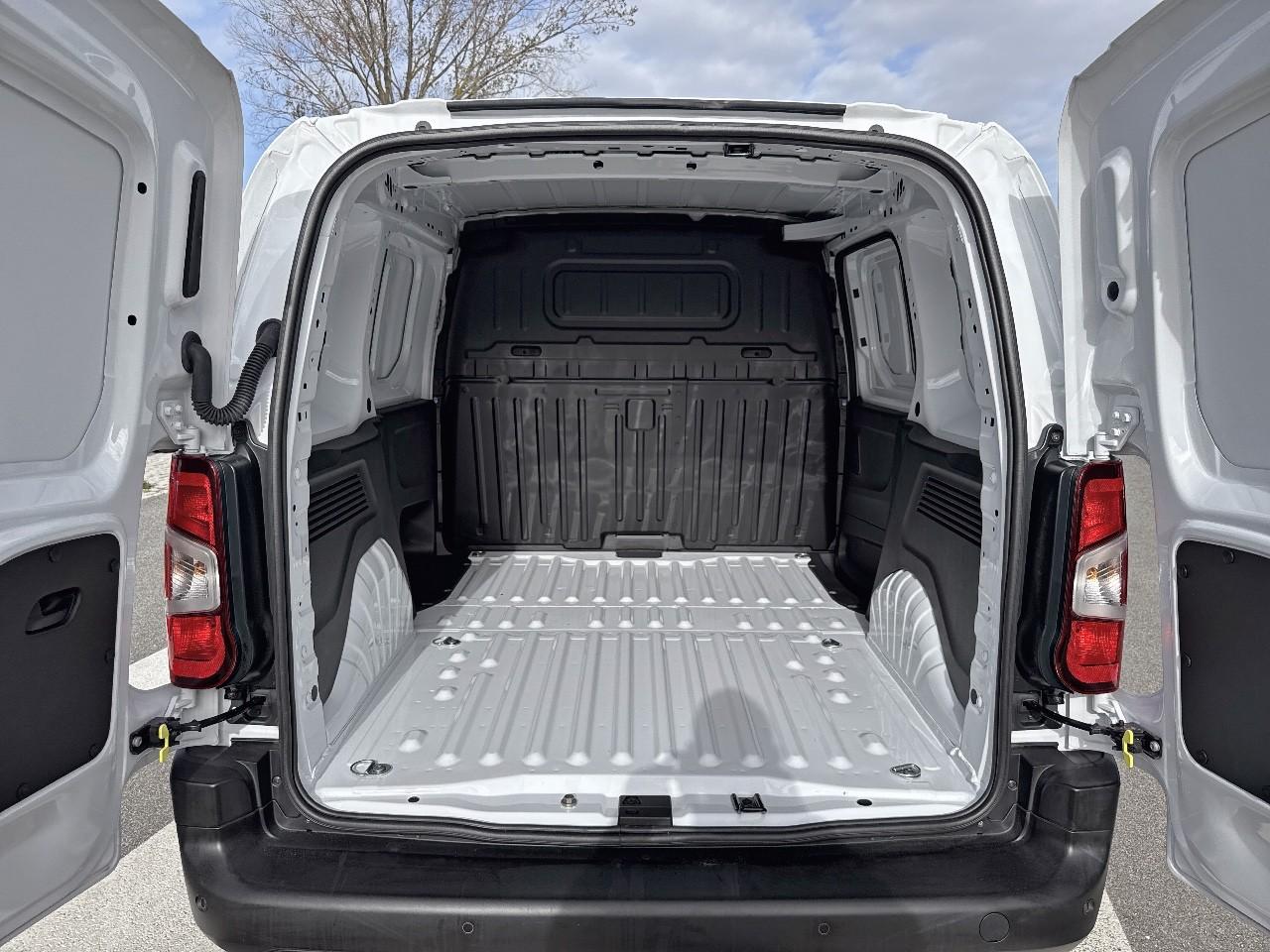 Opel Opel Combo usata, con Dimensioni vano di carico lunghezza (mm) 1.817, larghezza tra i passaruota (mm) 1.229, altezza (mm) 1.200, altezza piano di carico (mm) 580 e volume l. 3.300