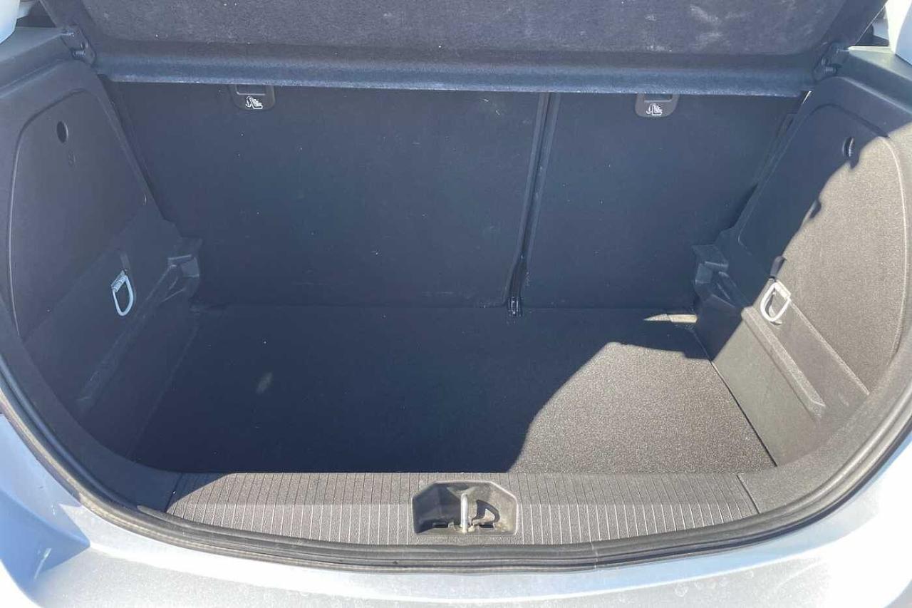 Opel Opel Corsa usata, con cinture di sicurezza anteriori e posteriori a 3 punti