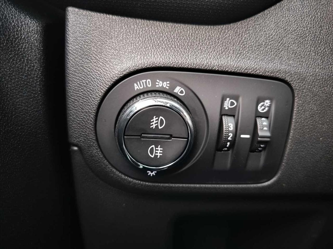 Opel Opel Crossland usata, con alette parasole con specchietto di cortesia