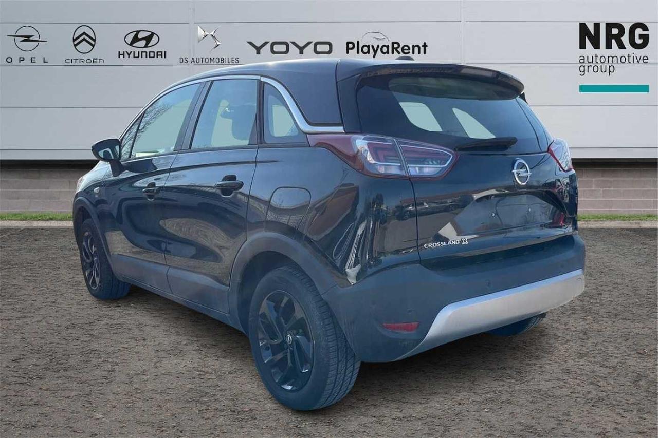Opel Opel Crossland usata, con cornice superiore dei finestrini di colore nero