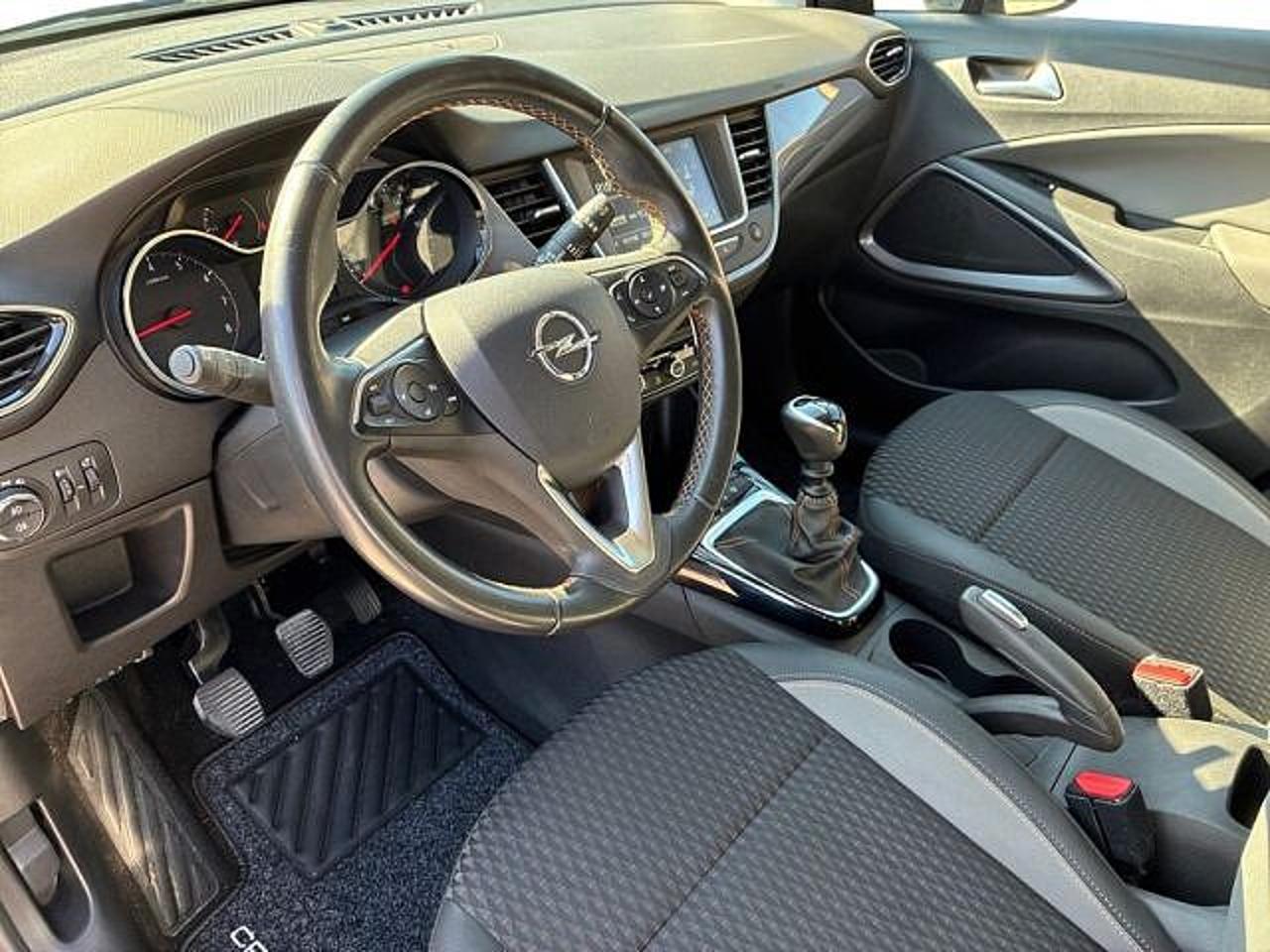 Opel Opel Crossland usata, con cornice superiore dei finestrini cromata