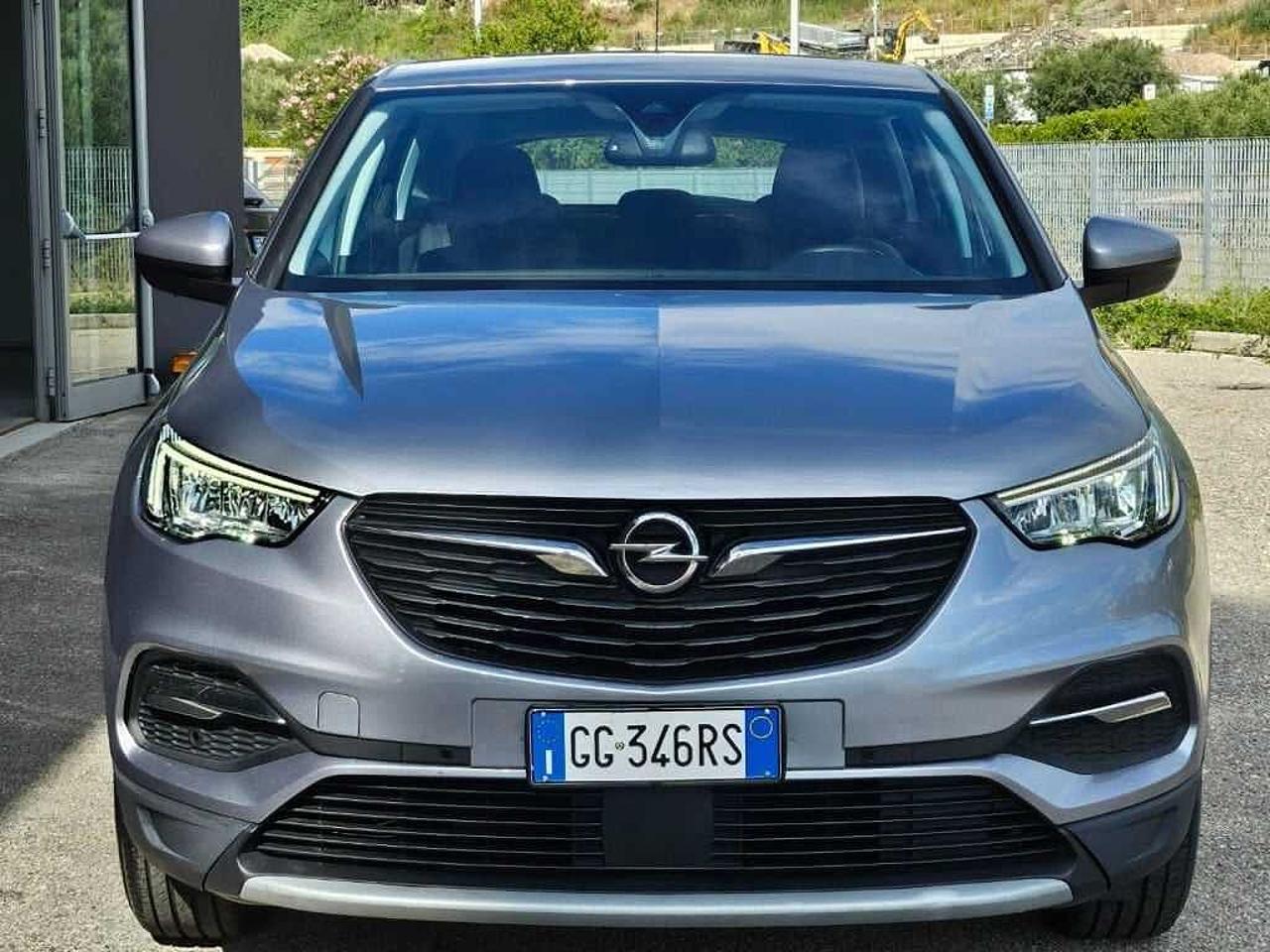 Opel Opel Grandland usata, con cielo grigio