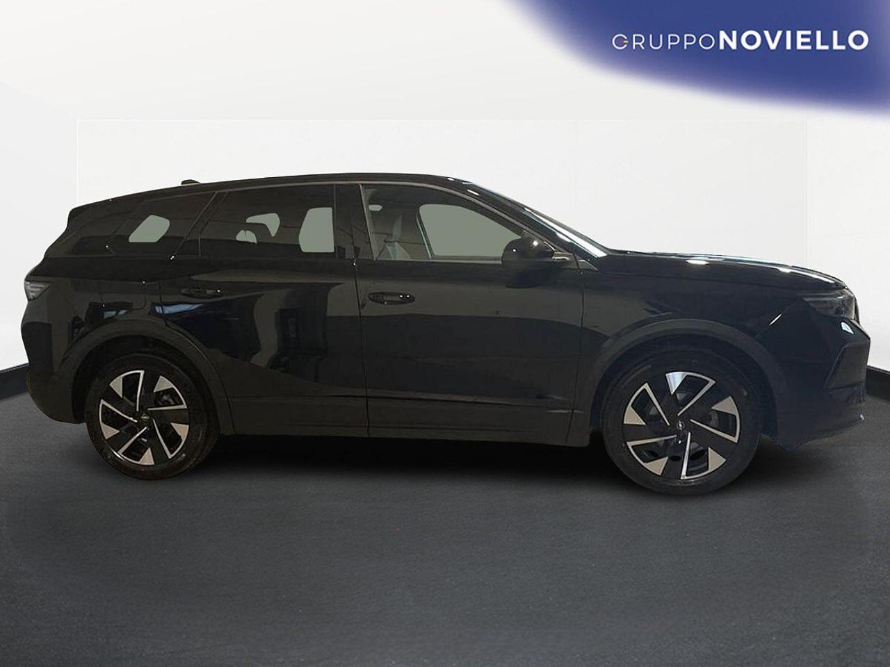 Opel Opel Grandland usata, con Bumper e passaruota colore nero, skidplate nero lucido