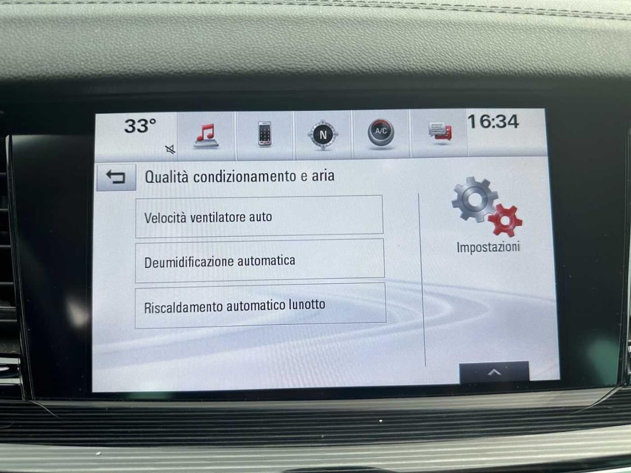 Opel Opel Insignia usata, con anelli di fissaggio nel bagagliaio