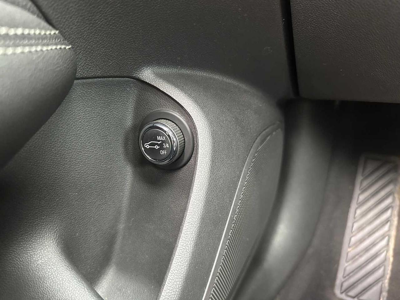 Opel Opel Insignia usata, con antenna a pinna di squalo in tinta carrozzeria