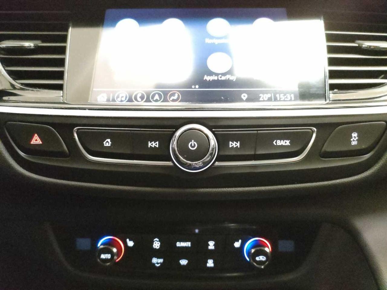 Opel Opel Insignia usata, con anelli di fissaggio nel bagagliaio