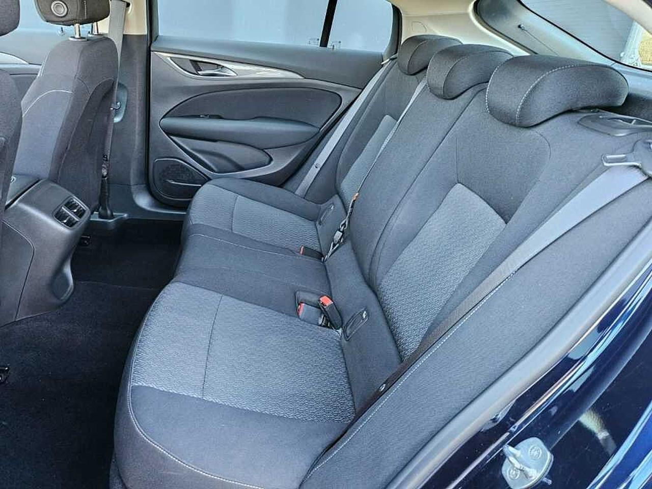 Opel Opel Insignia usata, con antenna a pinna di squalo nera (in tinta carrozzeria solo con onstar)