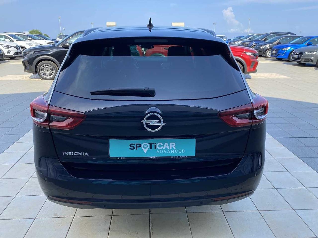 Opel Opel Insignia usata, con antenna a pinna di squalo nera (in tinta carrozzeria solo con onstar)