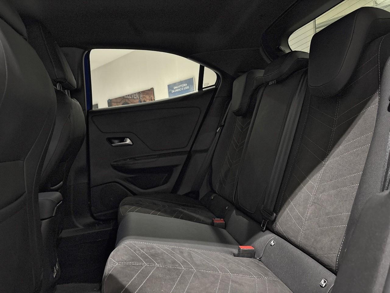 Opel Opel Mokka usata, con 2 poggiatesta sedili ant. , con reg. in altezza, 3 poggiatesta sedili post. , con reg. in altezza