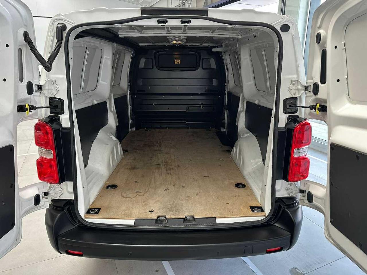 Opel Opel Vivaro usata, con chiusura automatica delle porte in movimento