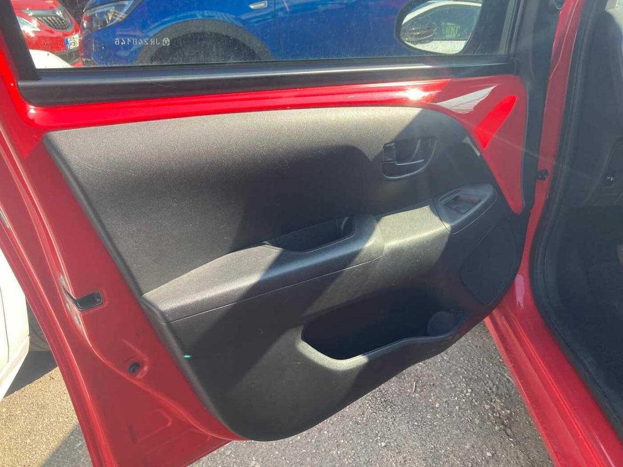 Peugeot Peugeot 108 usata, con griglia calandra nera con profilo cromato