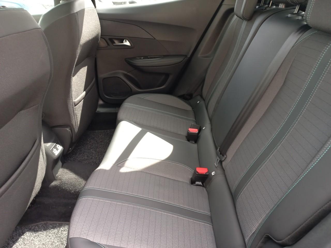 Peugeot Peugeot 2008 usata, con 2 poggiatesta sedili ant. , con reg. in altezza, 3 poggiatesta sedili post. , con reg. in altezza