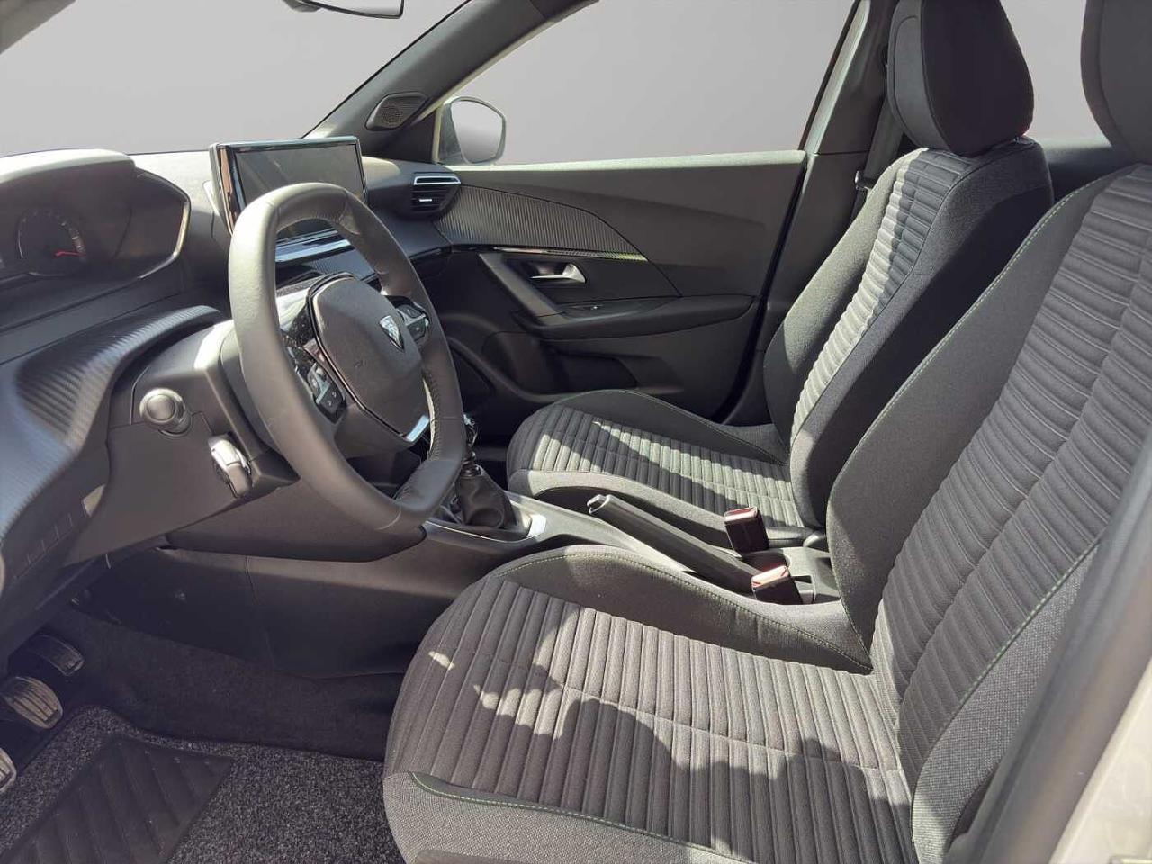 Peugeot Peugeot 2008 usata, con Cerchi in lamiera da 16" con coprimozzo SILOM Grigio Eclat e Nero Orbital, verniciatura mat