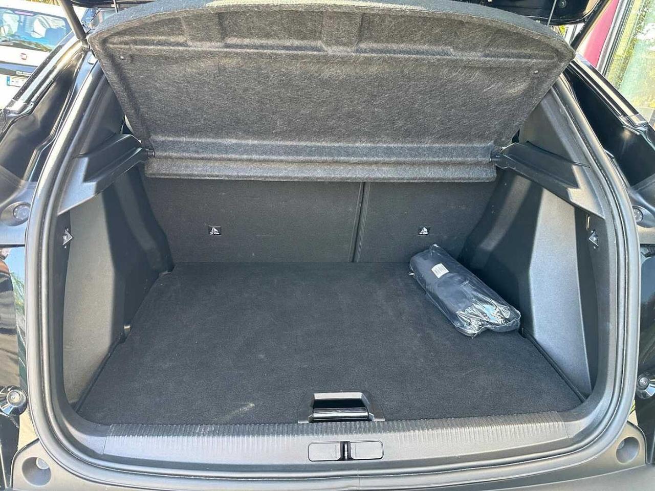 Peugeot Peugeot 2008 usata, con abitacolo e rivestimento del cielo nero