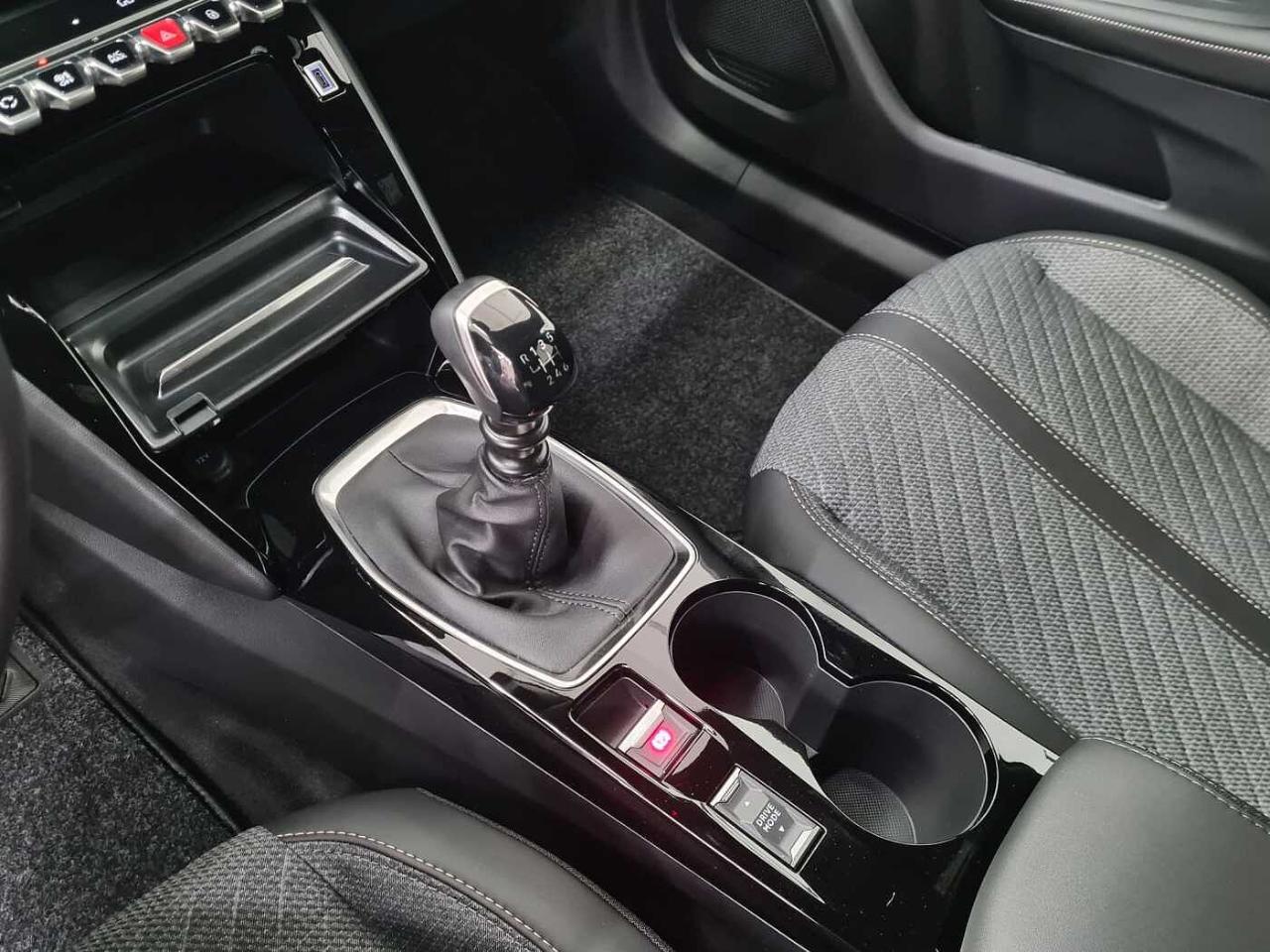 Peugeot Peugeot 2008 usata, con abitacolo e rivestimento del cielo nero
