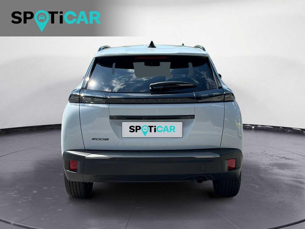 Peugeot Peugeot 2008 usata, con calandra alto di gamma nera con inserti verticali tinta carrozzeria, dettagli dark chrome